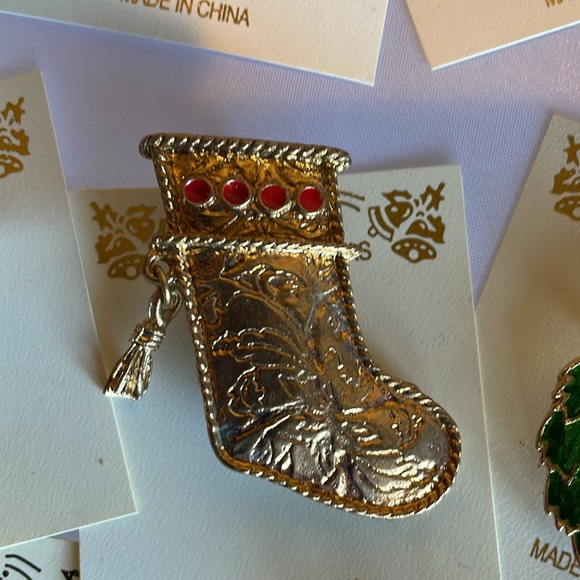 Set of 7 Vintage Enamel Christmas Pins. New. - Picture 5 of 12